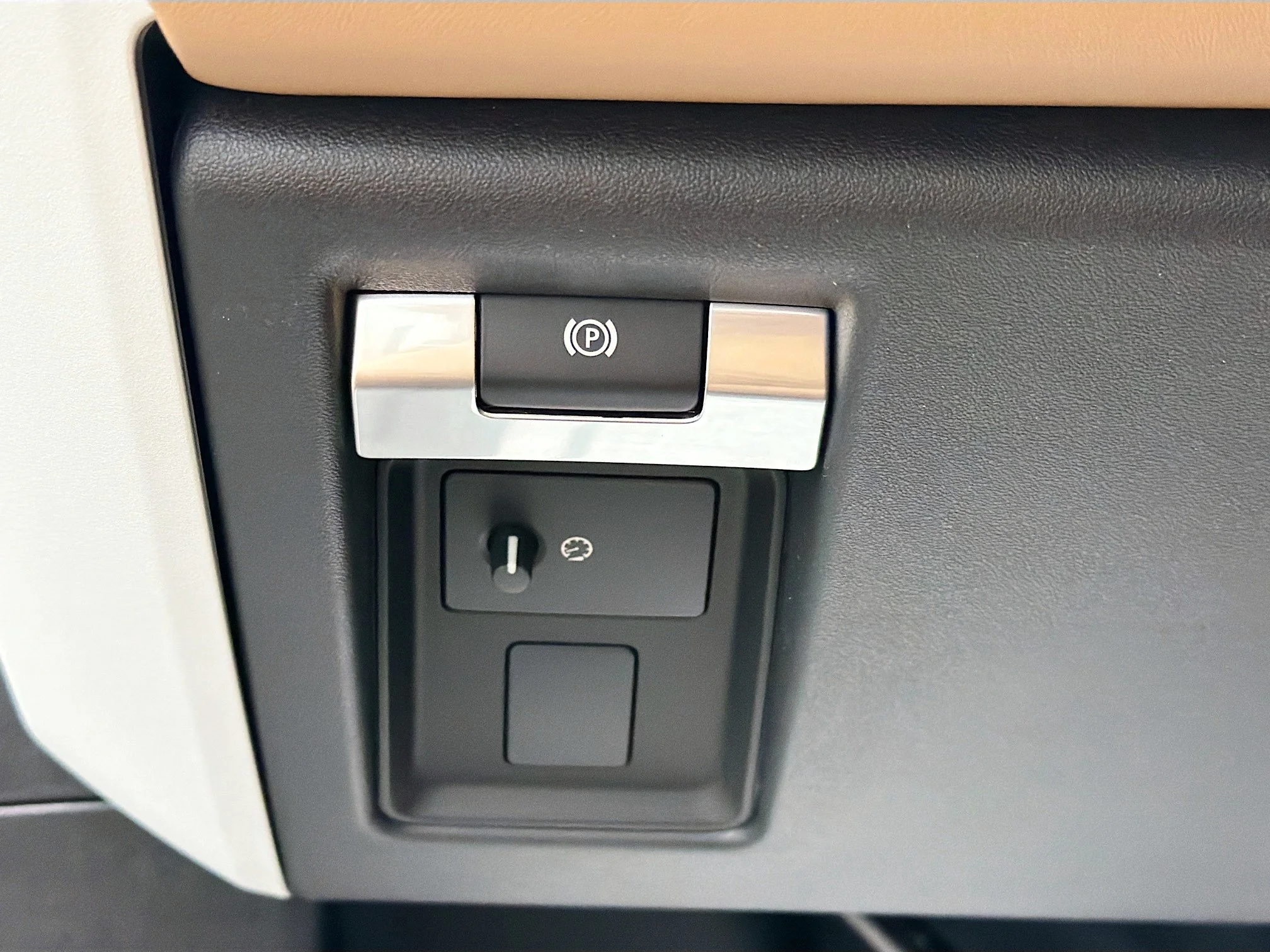 New 2026 Fuji White Land Rover X-Dynamic SE image 35