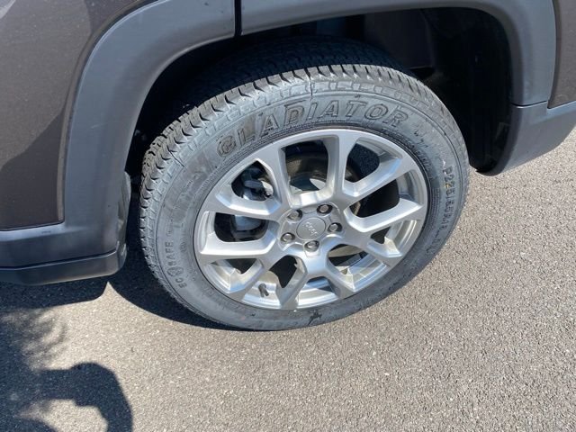 Used 2023 Gray Jeep Latitude Lux image 20
