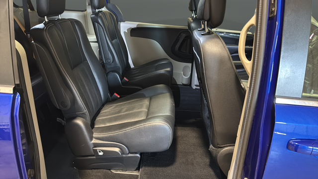 Used 2019 Indigo Blue Clearcoat Dodge  image 25