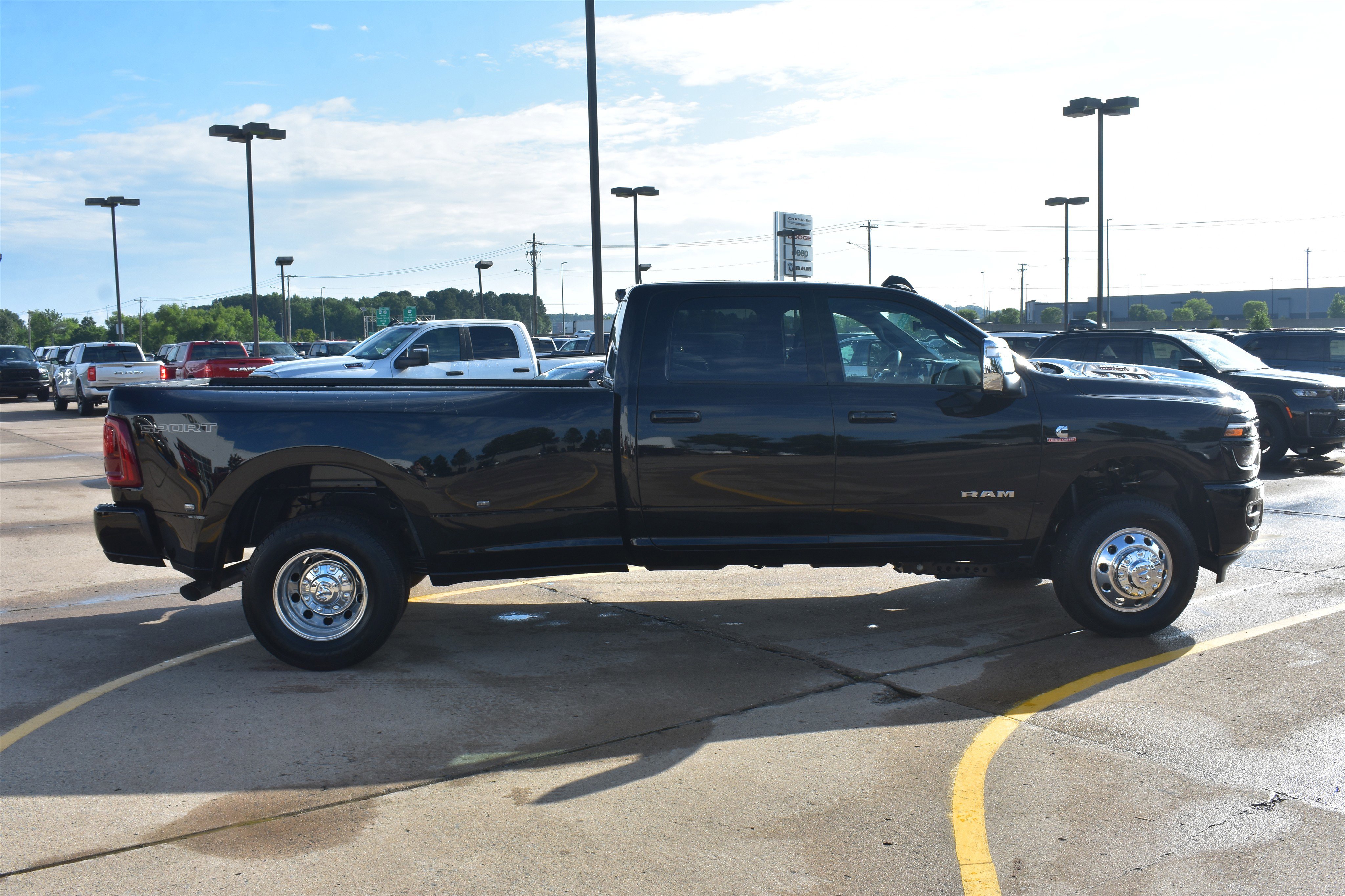 New 2026 Diamond Black Crystal Pearl-Coat Exterior Paint RAM Laramie image 4