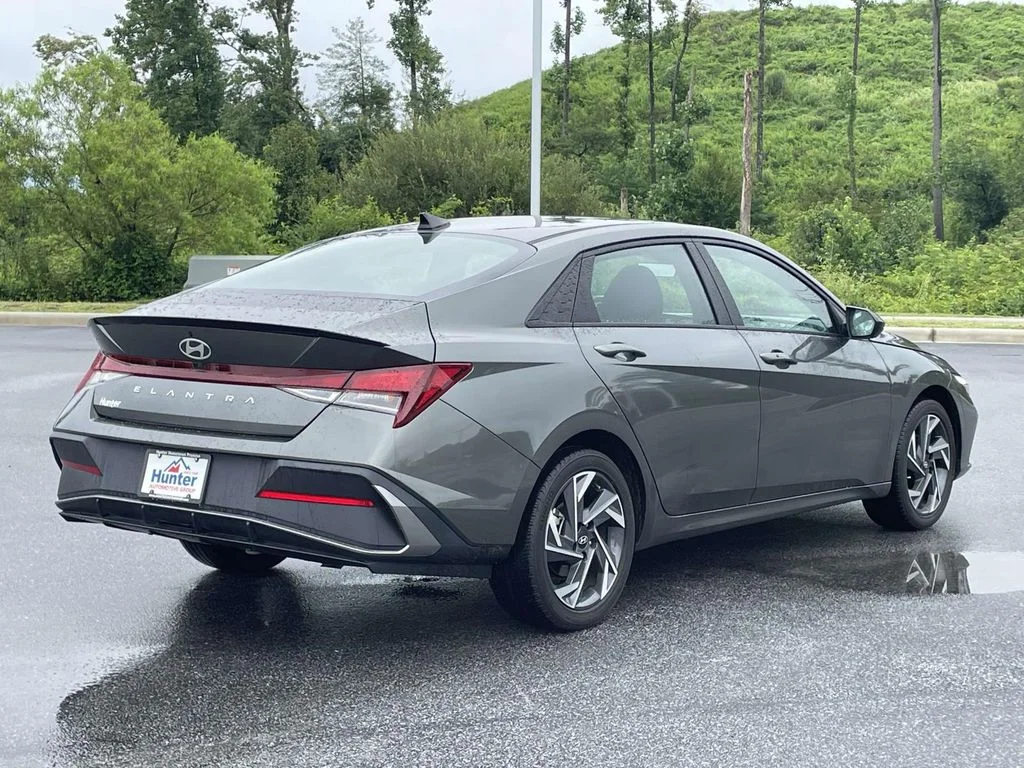 Used 2025 Amazon Gray Hyundai SEL Sport image 27