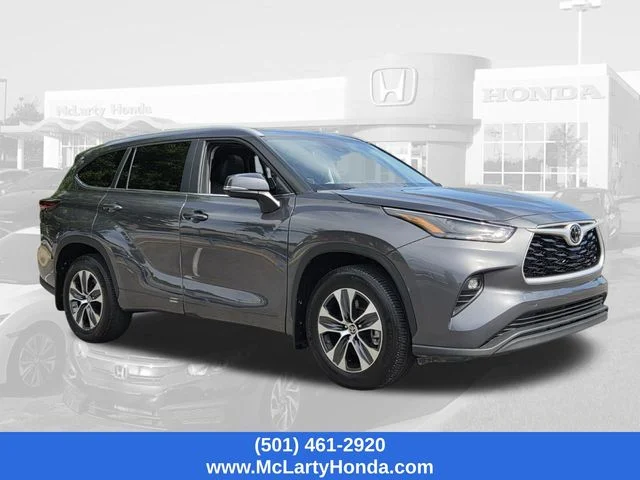 Used 2025 Magnetic Gray Metallic Toyota XLE image 4