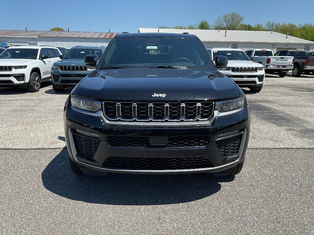New 2026 Diamond Black Crystal Pearl-Coat Exterior Paint Jeep Limited image 2