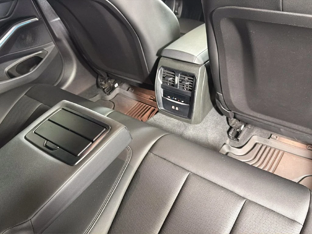 2024 BMW 3 Series 330e - Photo 31