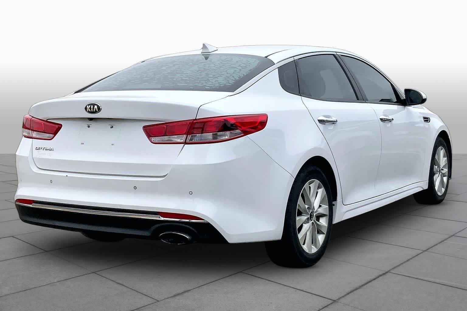Used 2018 Snow White Pearl Kia LX image 12