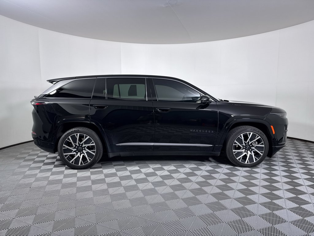 Used 2025 Diamond Black Crystal Pearlcoat Jeep Limited image 17