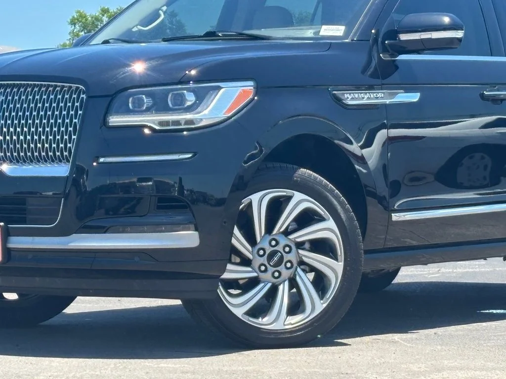 Used 2023 Black Lincoln Reserve image 2
