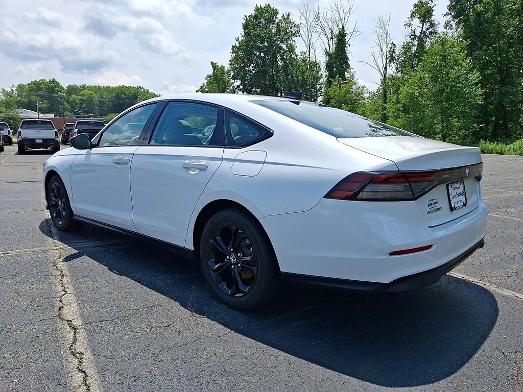 Certified Used 2025 Platinum White Pearl Honda SE image 4