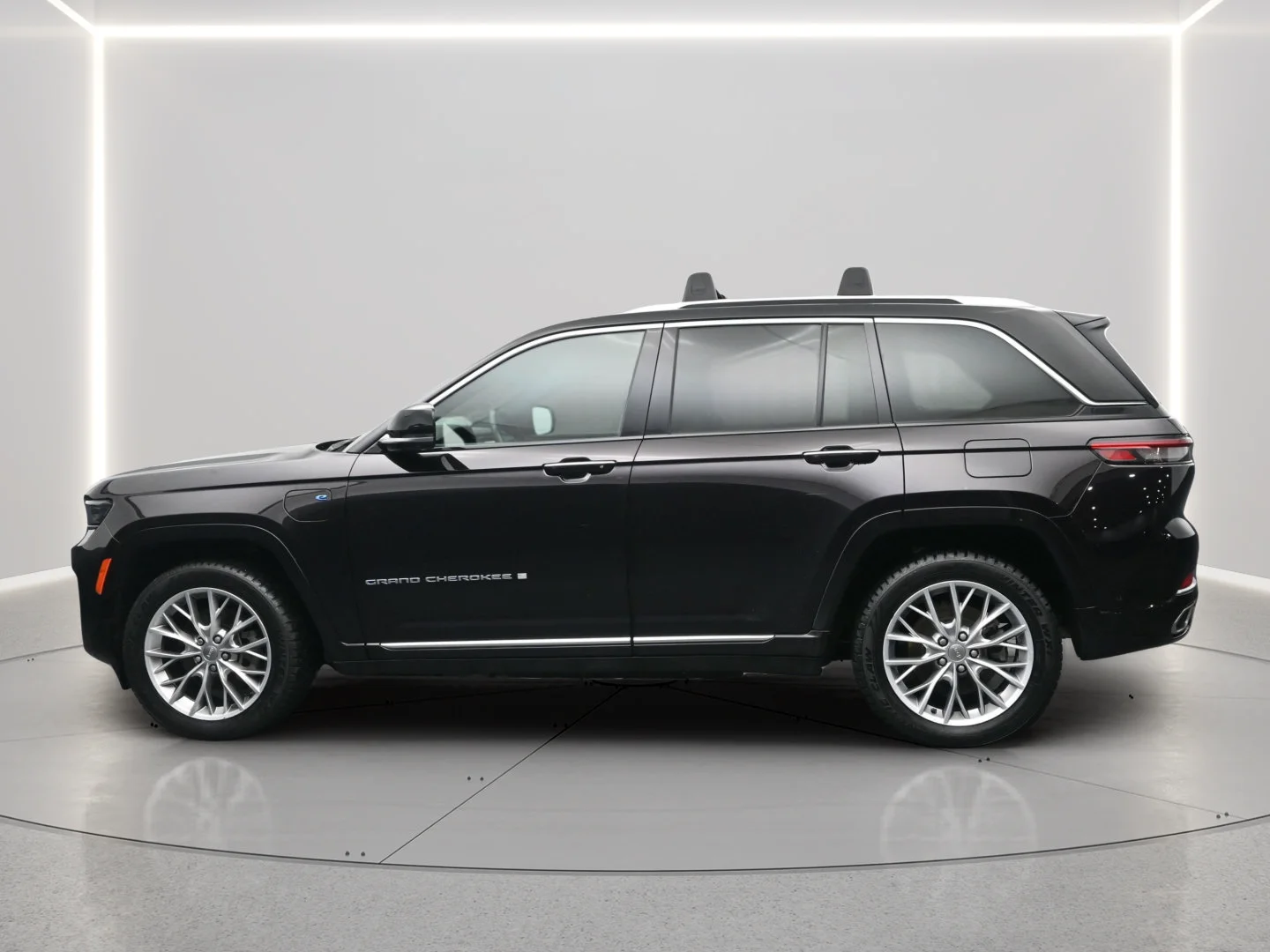 Used 2022 Ember Pearlcoat Jeep Summit image 3