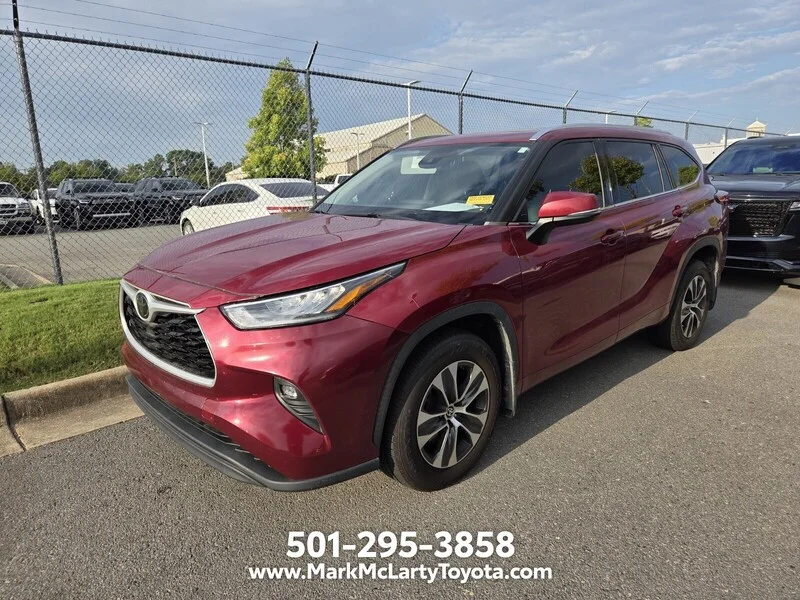 Used 2020 Pearl TOYOTA XLE image 10