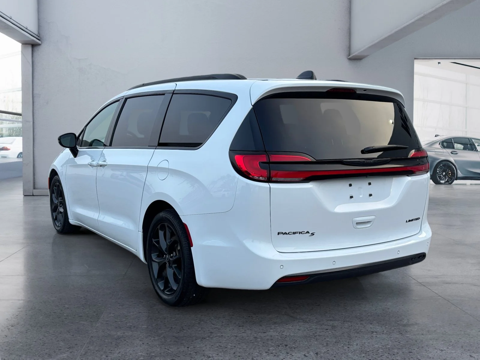 Used 2025 Bright White Chrysler Limited image 3