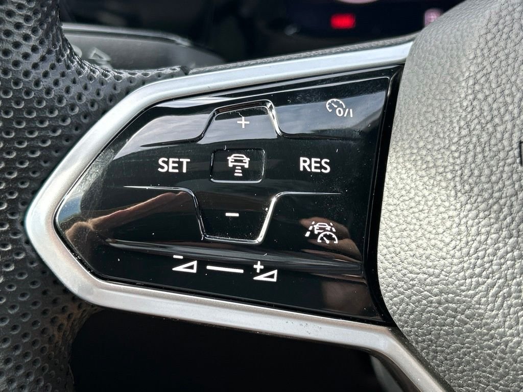 Used 2022  Volkswagen Autobahn image 27