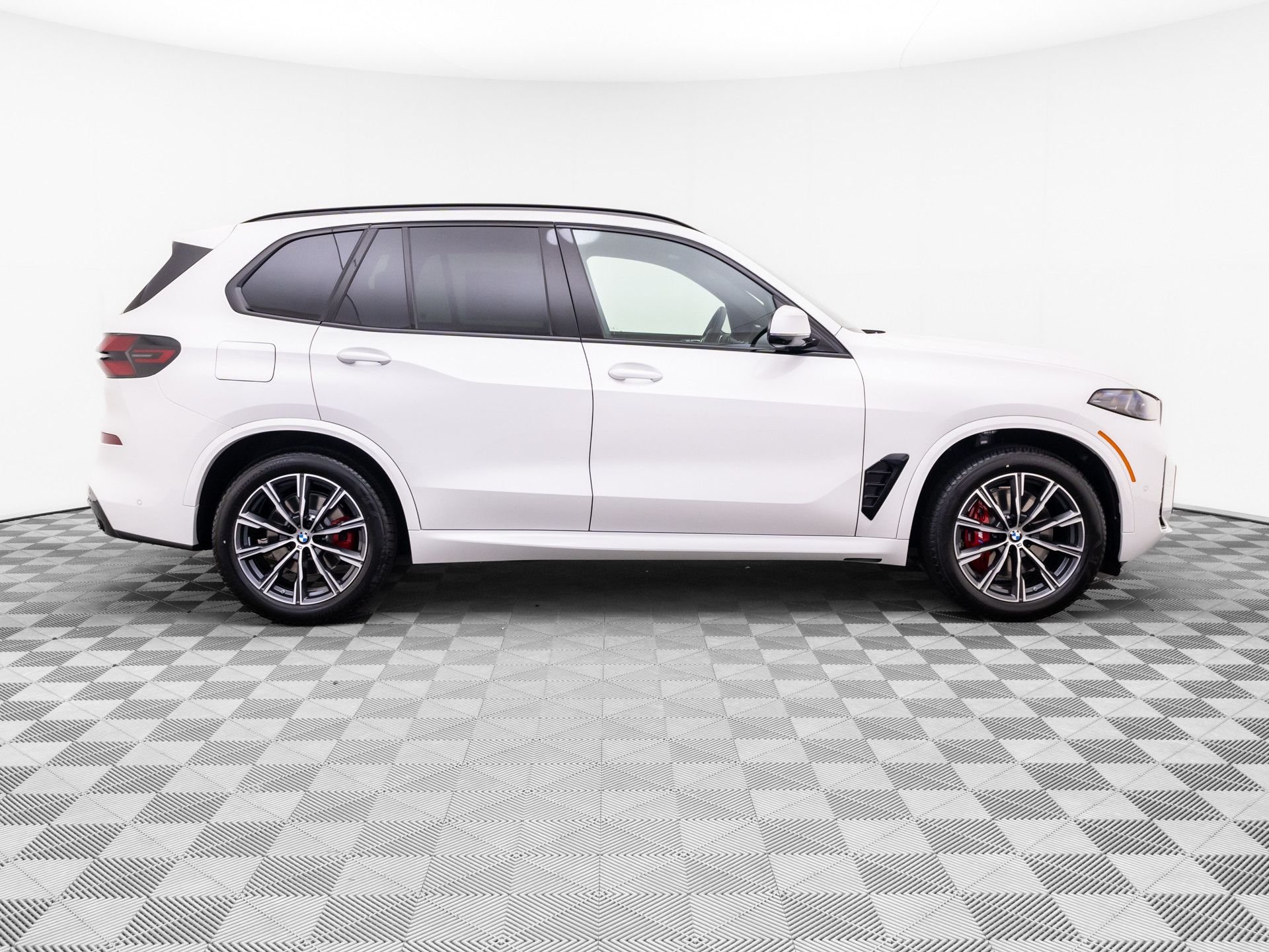New 2026 Mineral White Metallic BMW xDrive40i image 8