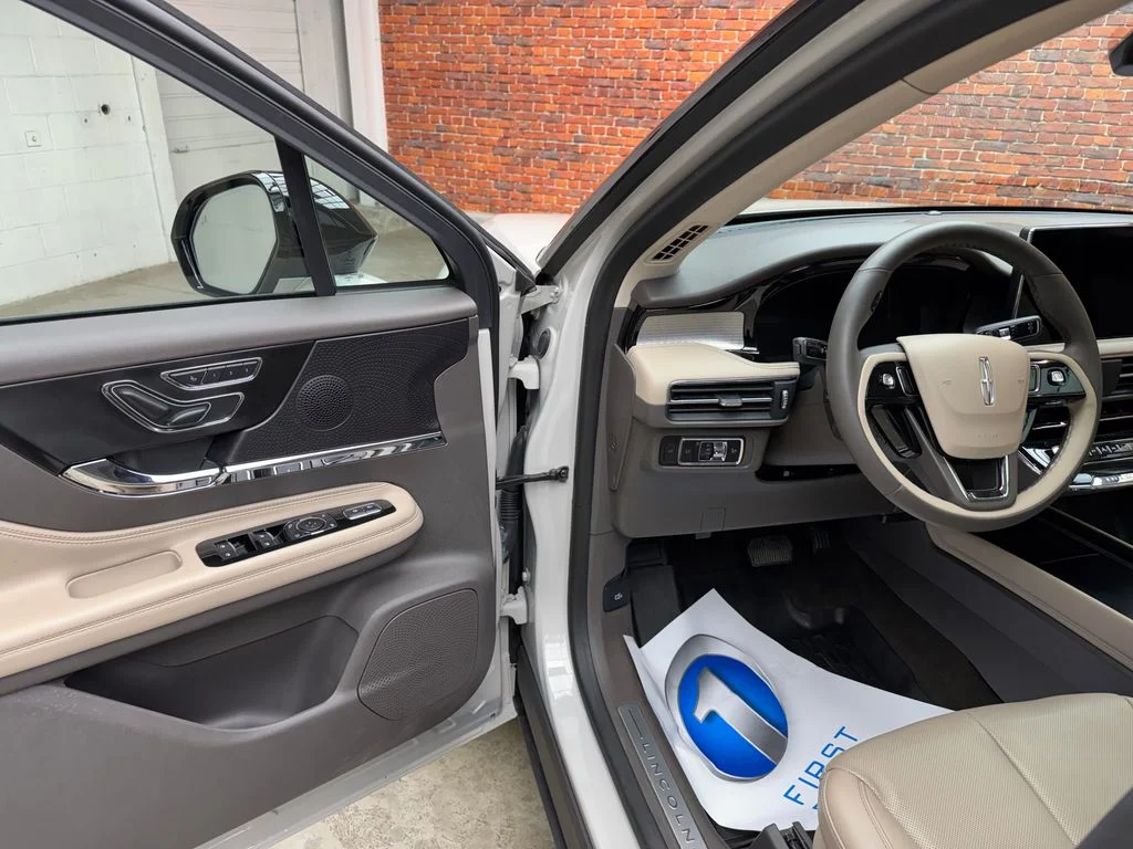 Used 2023 Pearl Metallic Lincoln Standard image 9