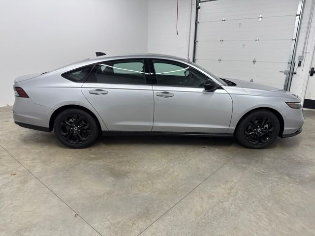 Certified Used 2025 Solar Silver Metallic Honda SE image 4