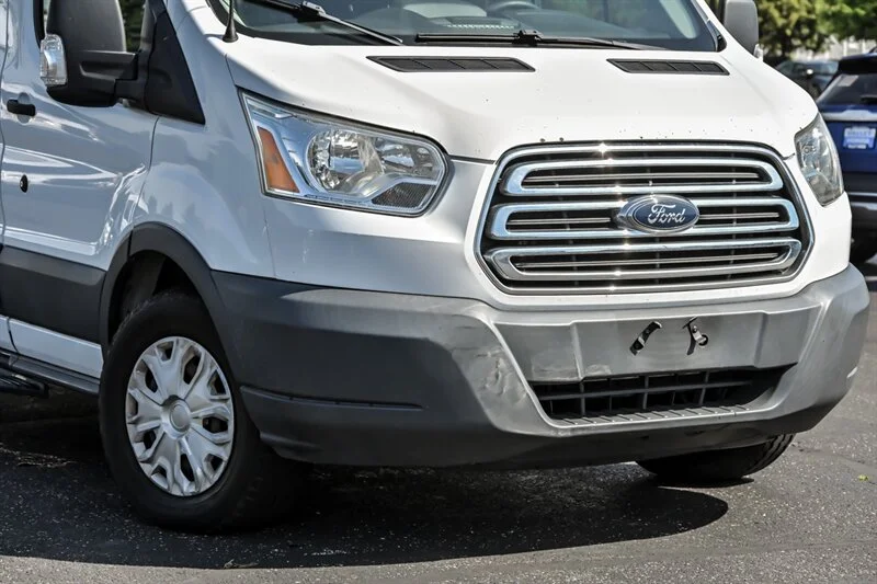 Used 2016 Oxford White Ford 150 XLT image 2