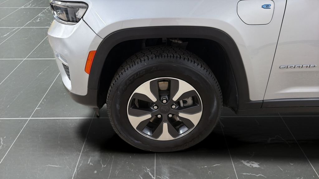 Used 2024 Silver Jeep 4xe image 26