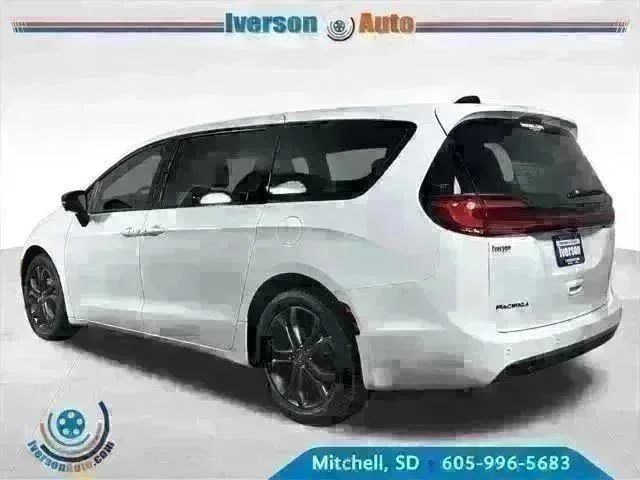 New 2026 Bright White Clear-Coat Exterior Paint Chrysler  image 5