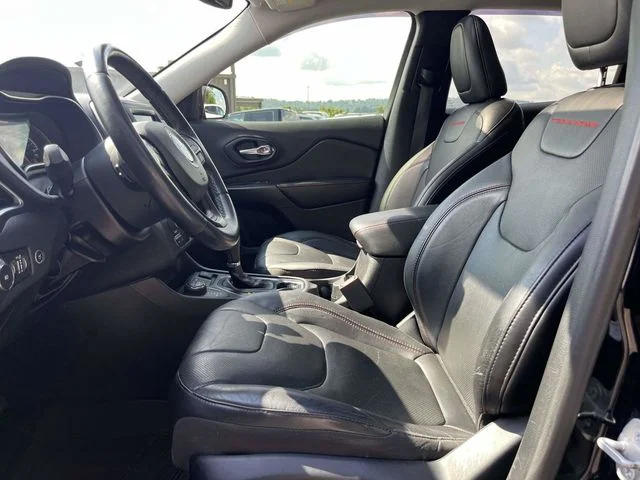 Used 2019 Diamond Black Jeep Trailhawk image 21