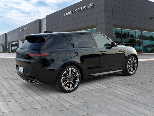Used 2025 Santorini Black Metallic Land Rover Dynamic SE image 5