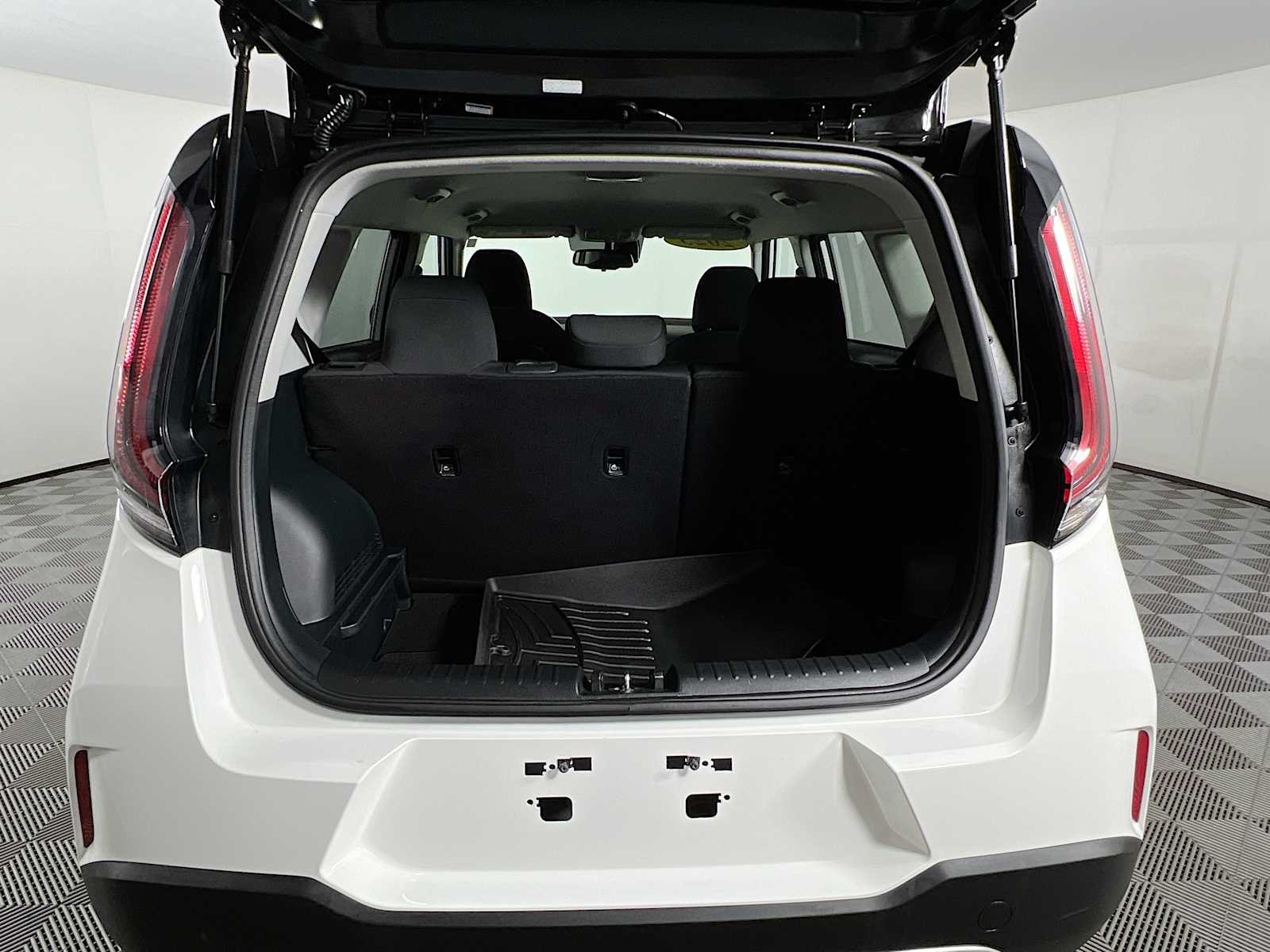 Used 2023 Clear White w/Black Roof Kia S image 25