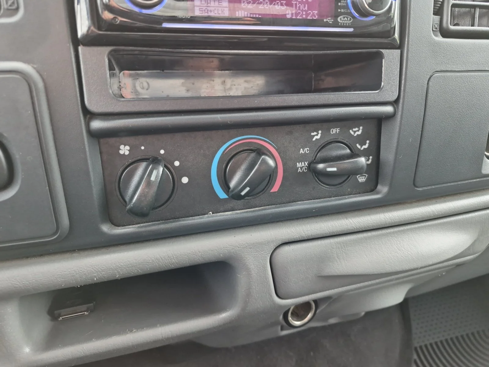 Used 2004 White Ford XL image 15