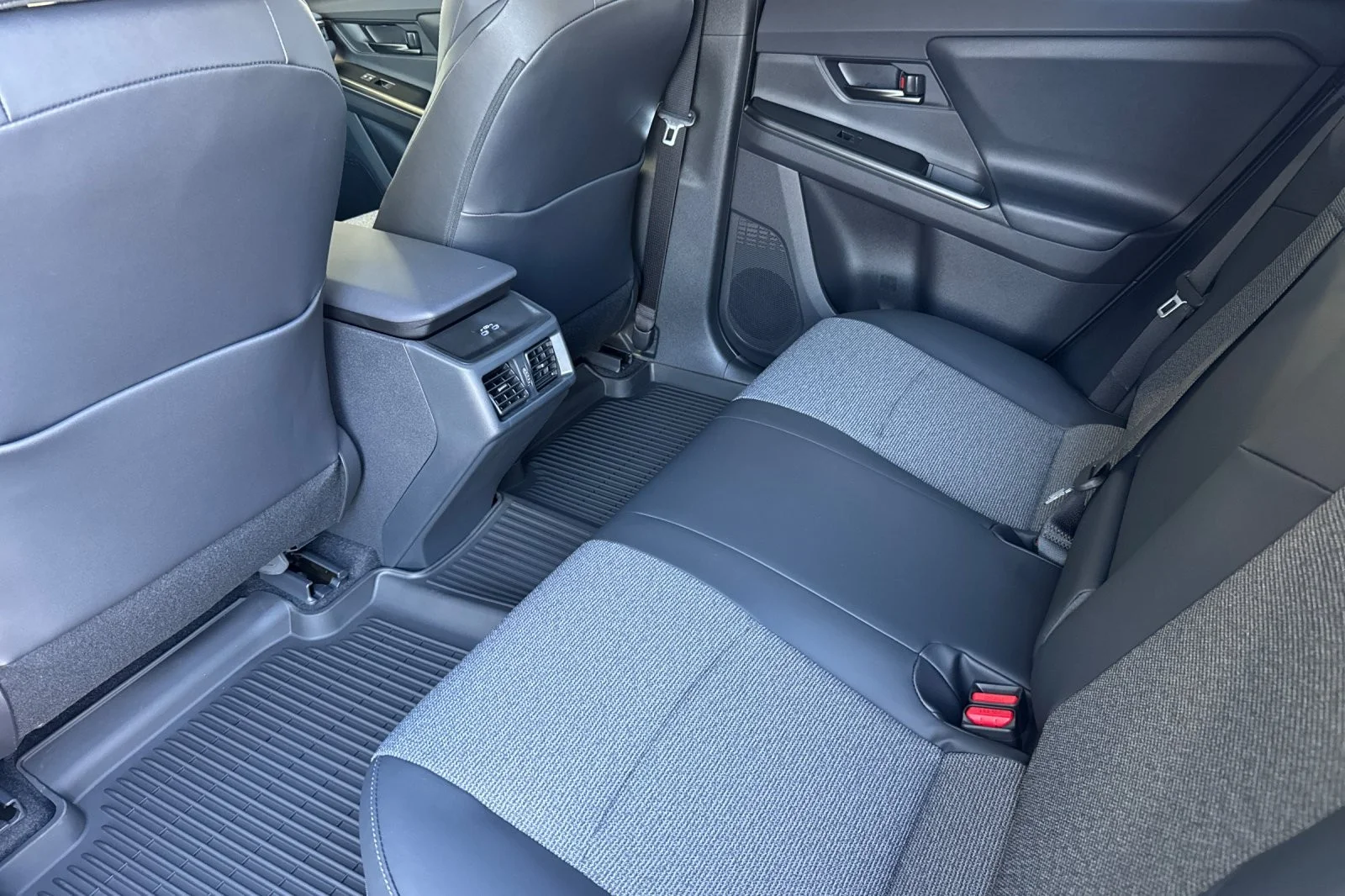 New 2027 Wind Chill Pearl <sup>1</sup> Toyota  XLE image 12
