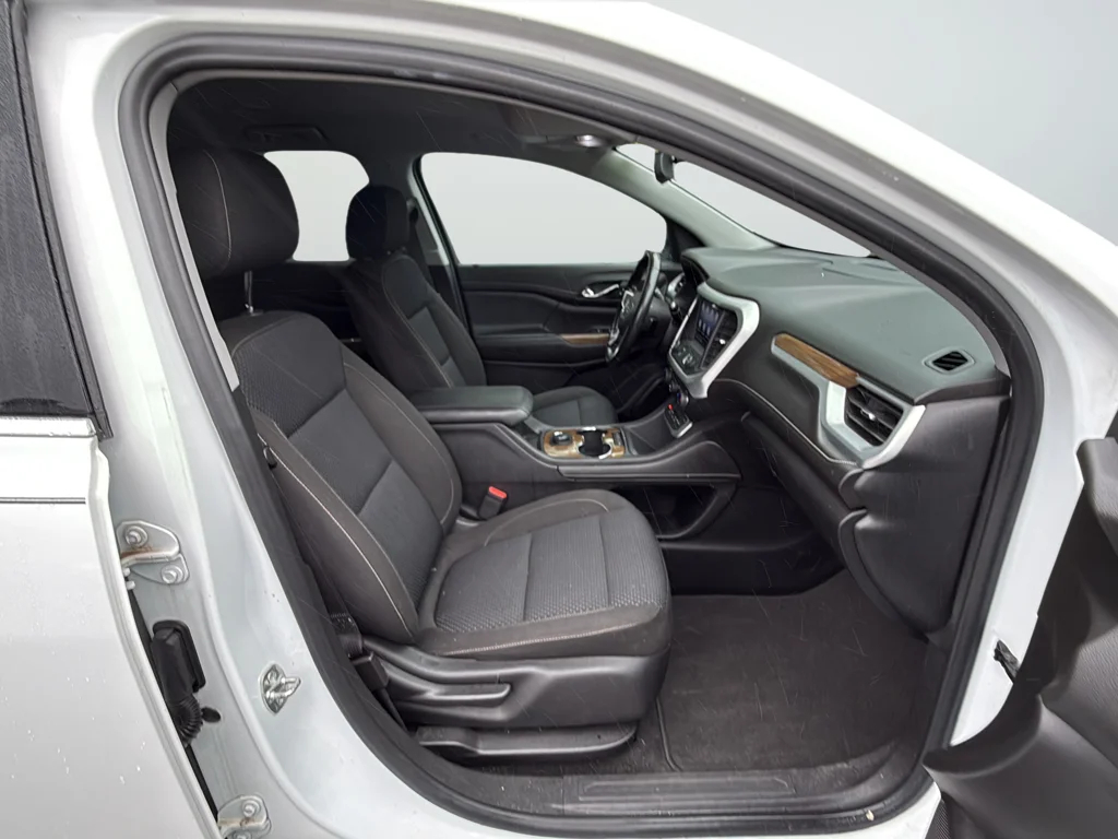 Used 2020 White GMC SLE image 26