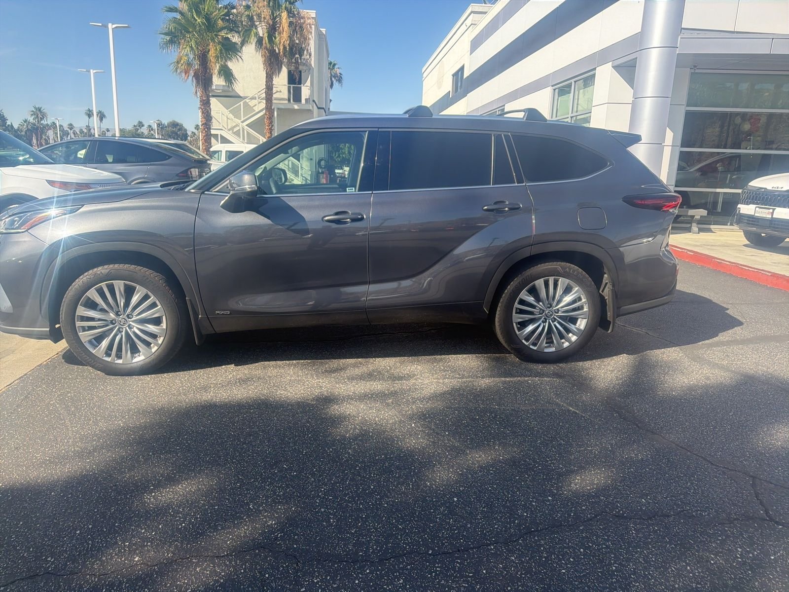2024 Toyota Highlander Hybrid Platinum AWD's photo