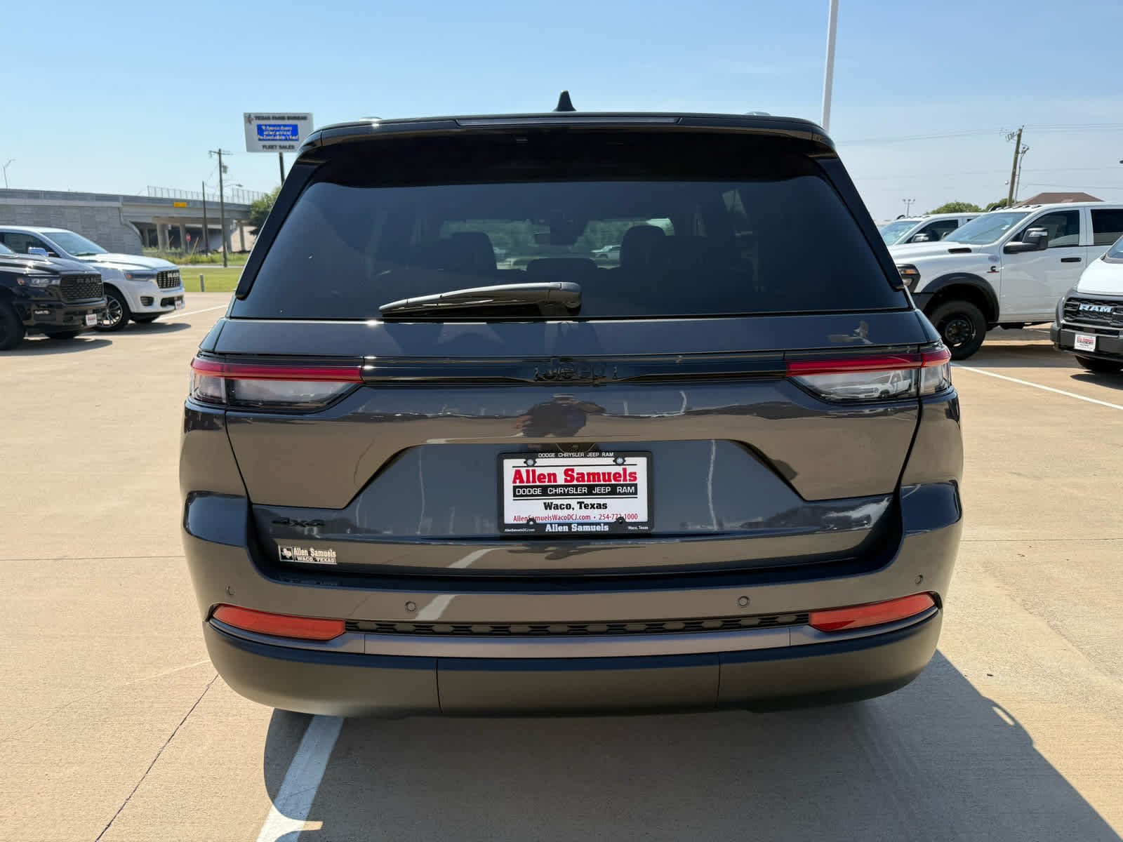New 2026 Baltic Gray Metallic Clear-Coat Exterior Paint Jeep Laredo Altitude image 7