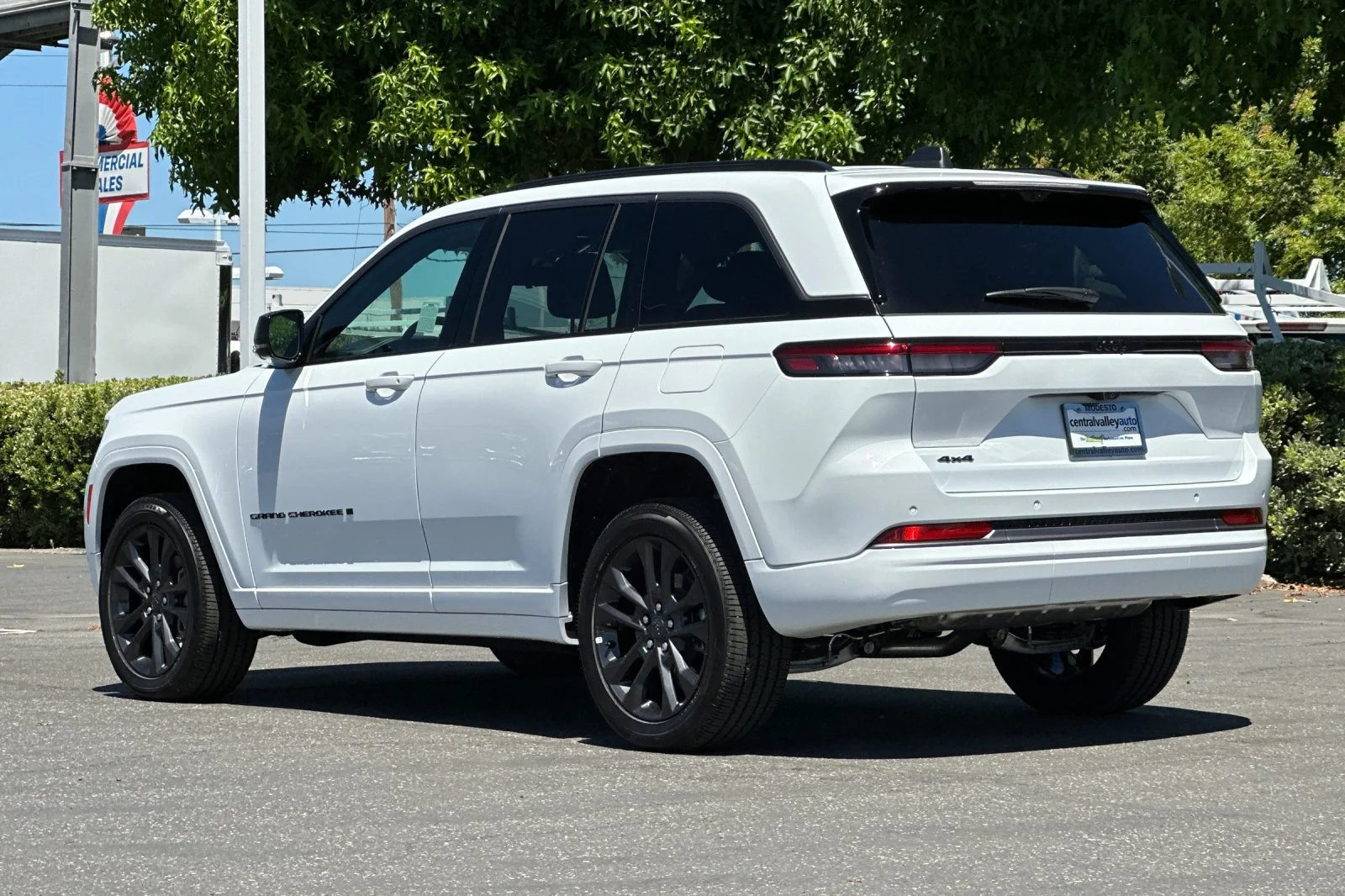New 2026 Bright White Clear-Coat Exterior Paint Jeep Limited Reserve image 6