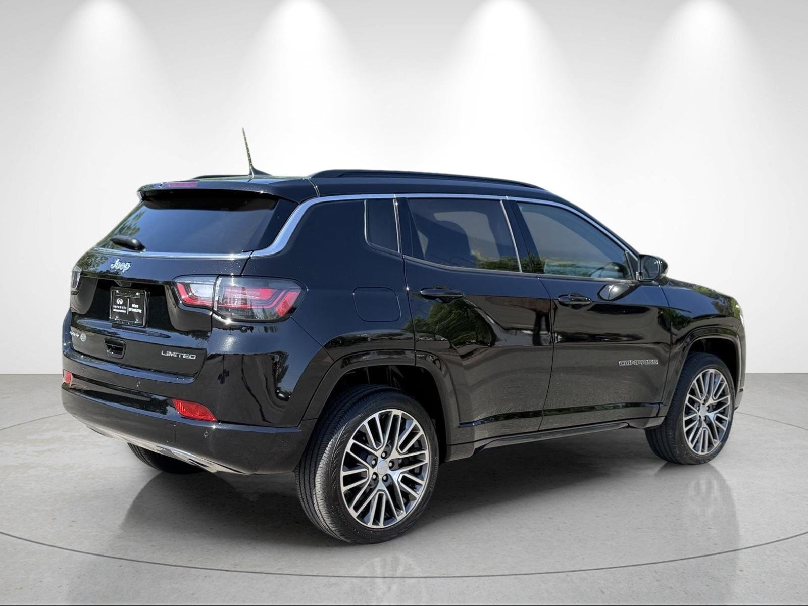 Used 2023 Diamond Black Crystal Pearlcoat Jeep Limited image 5