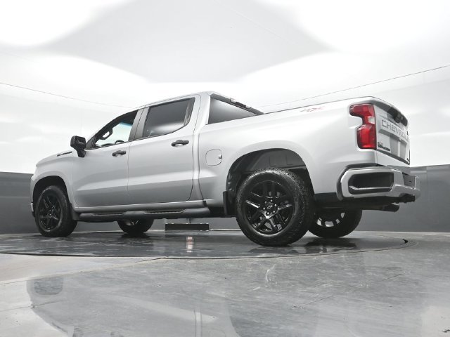 Used 2022 Silver Chevrolet Custom image 19