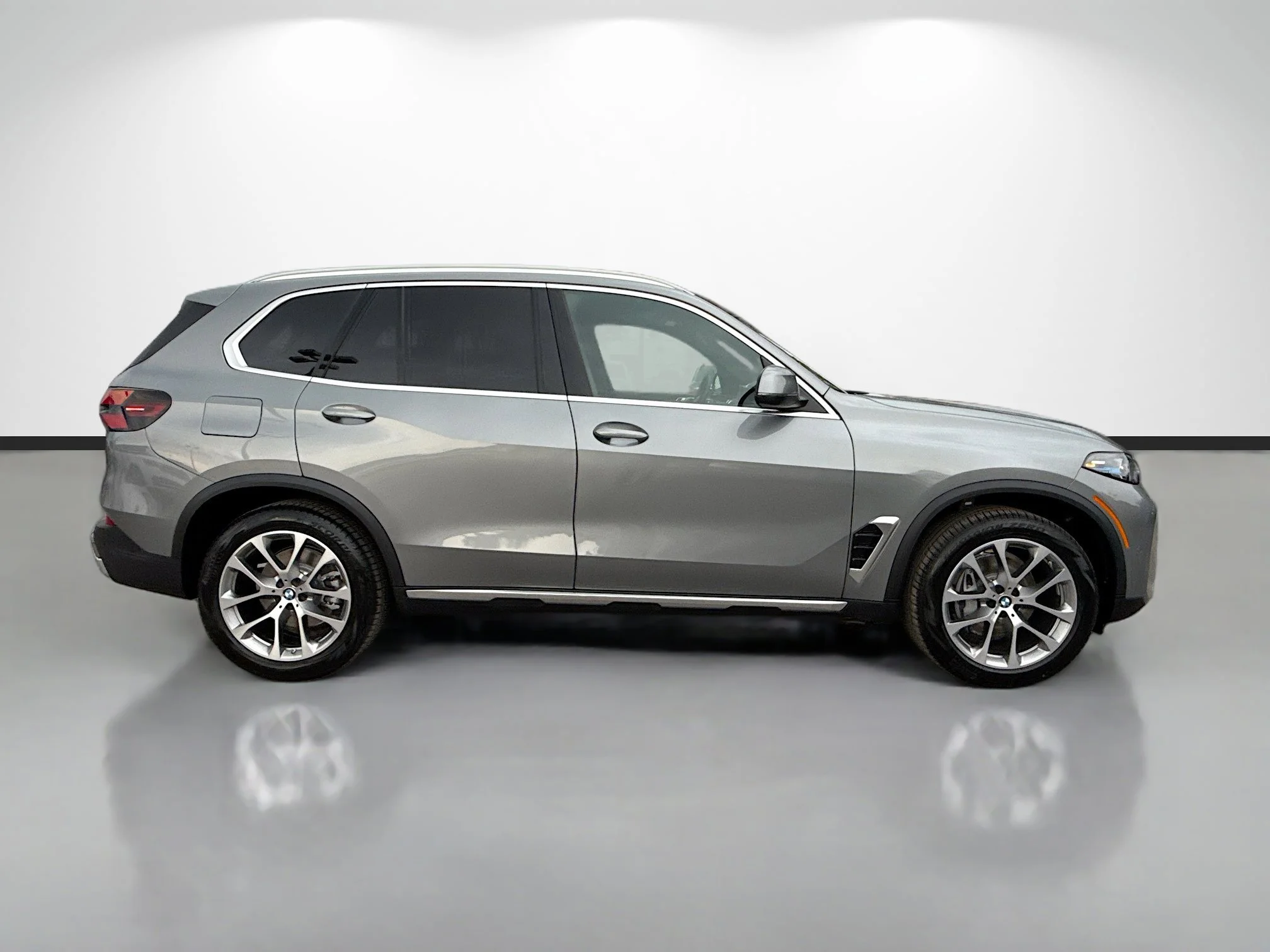 New 2026 Skyscraper Grey Metallic BMW sDrive40i image 2