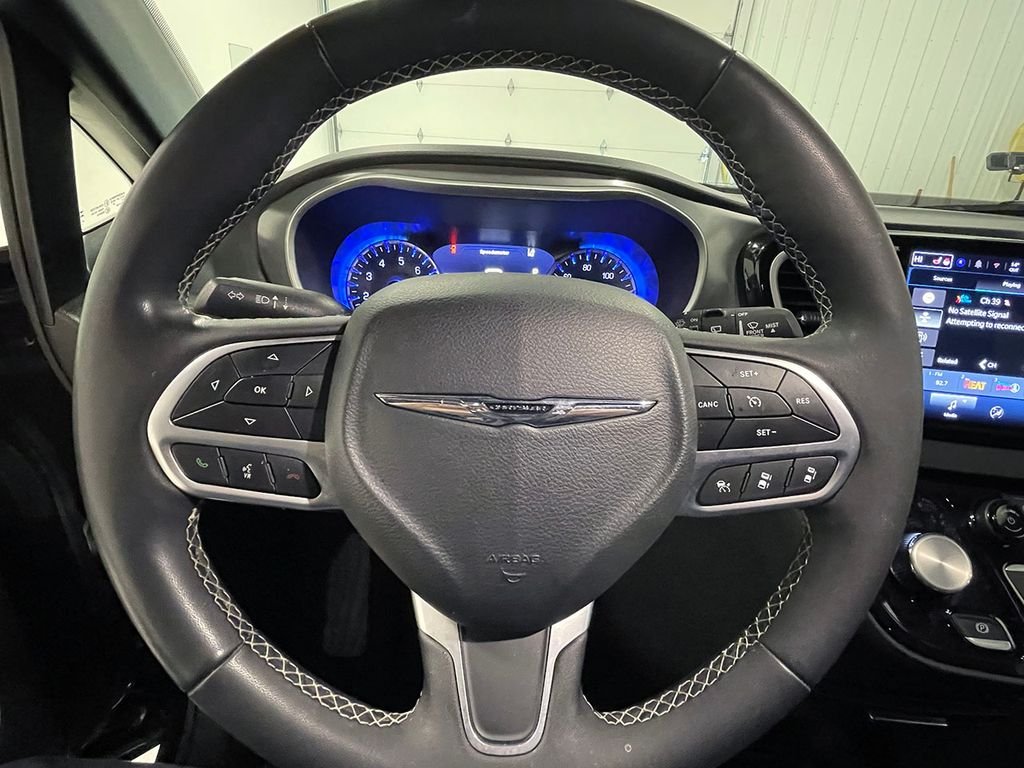 Used 2025 Black Chrysler Select image 34