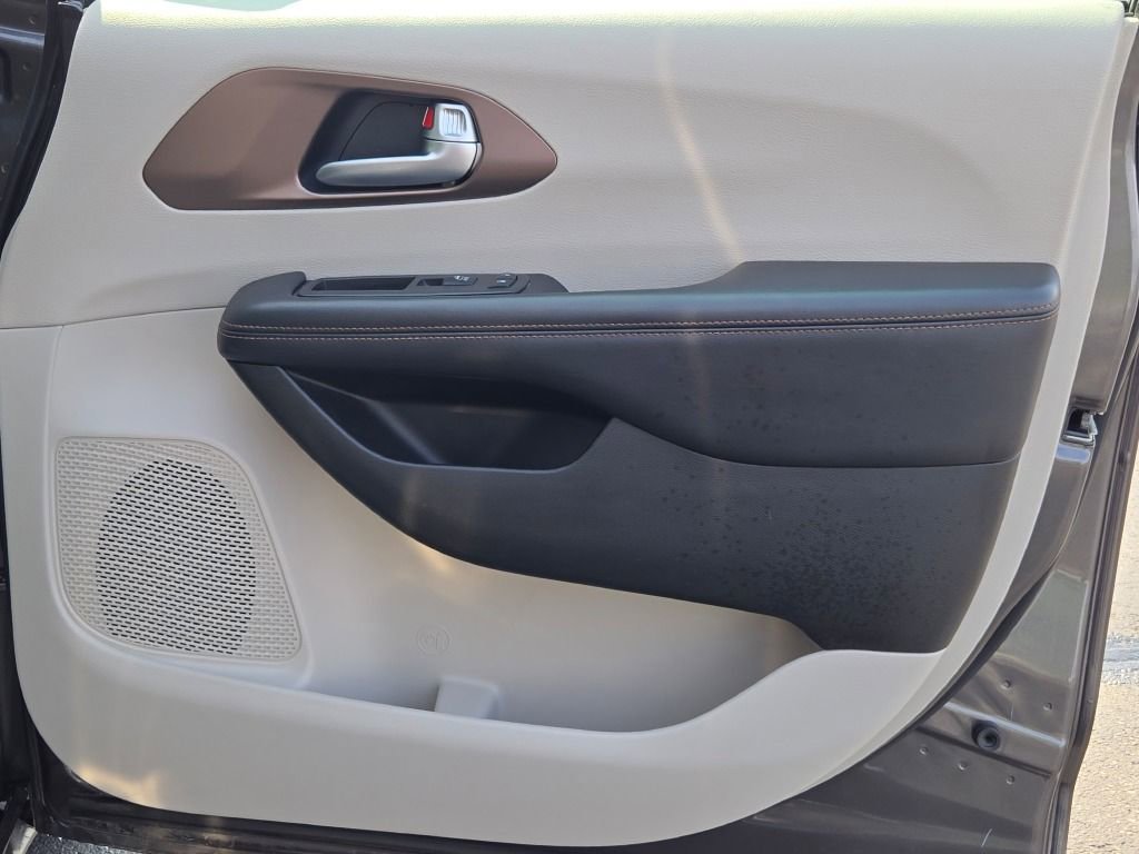 Used 2018 Gray Chrysler Touring L Plus image 8