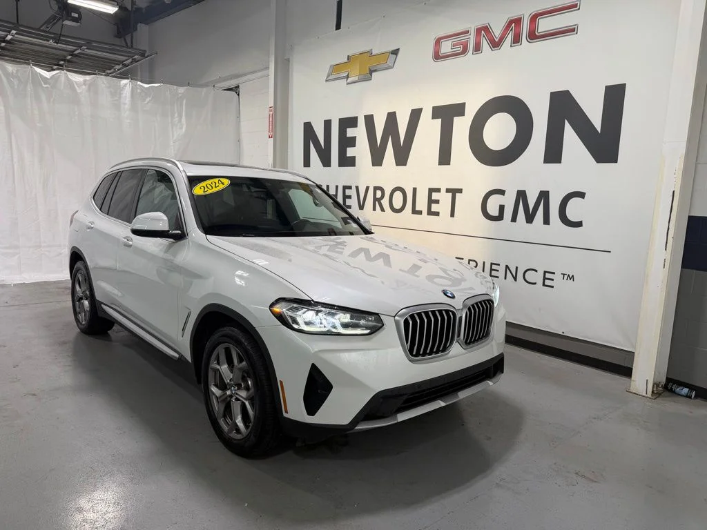 Used 2024 White BMW sDrive30i image 2