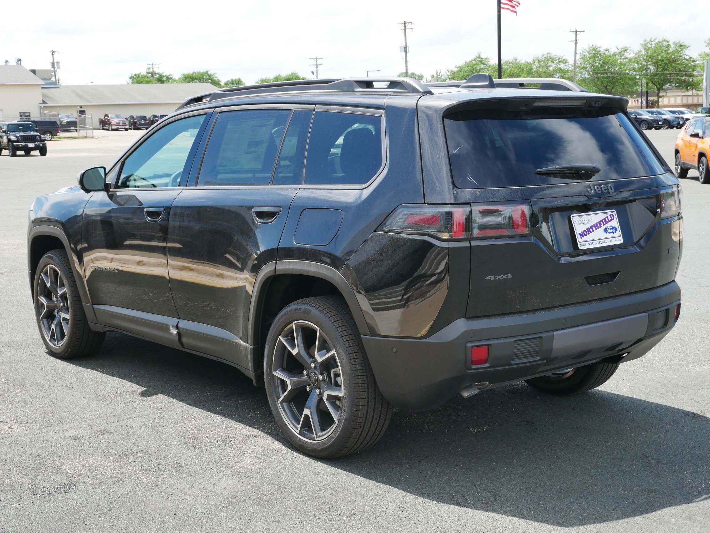 New 2026 Diamond Black Crystal Pearl-Coat Exterior Paint Jeep Overland image 5