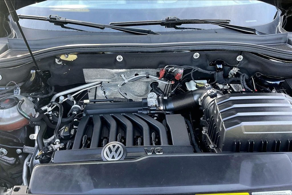 Used 2022 Black Volkswagen 3.6L V6 SE w/Technology image 10