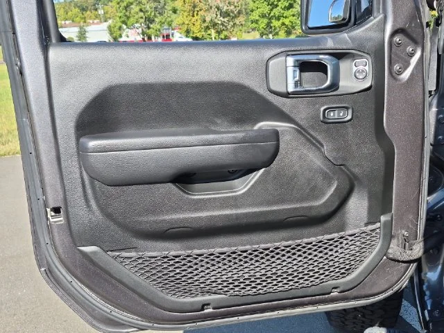 Used 2022 Gray Jeep Rubicon image 19