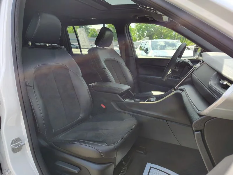Used 2025 White Jeep Altitude X image 22