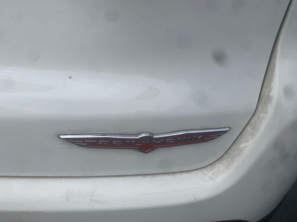 Used 2019 White Clearcoat Jeep Trailhawk image 10