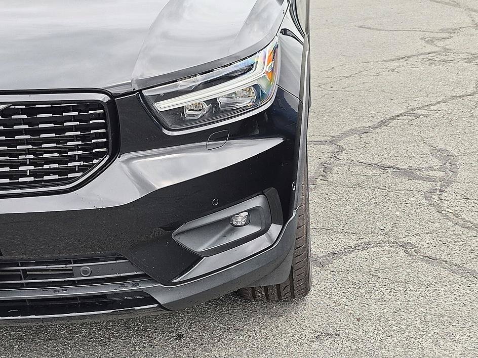 Used 2019  Volvo R-Design image 9