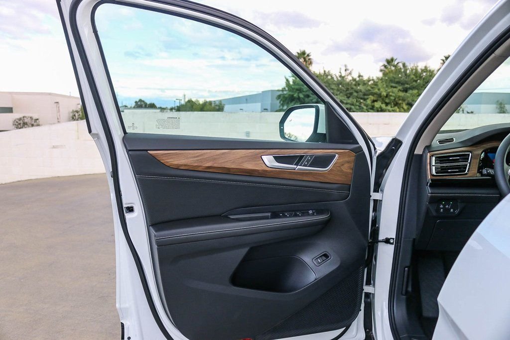 New 2026 White Volkswagen 2.0T SE w/Technology image 25