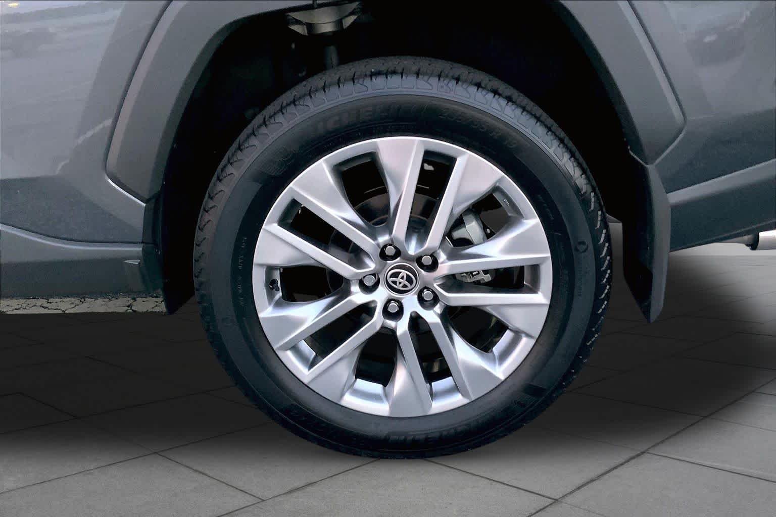 Used 2025 Magnetic Gray Metallic Toyota XLE Premium image 10