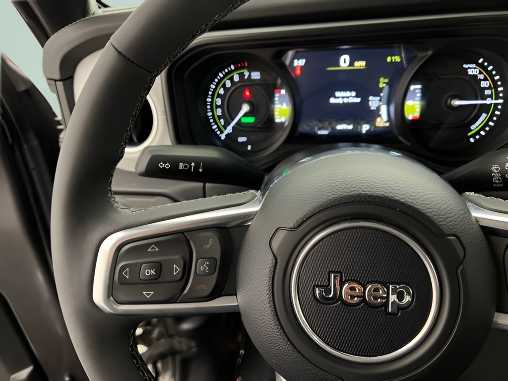 Used 2025 Crystal Metallic Jeep Sahara 4xe image 31