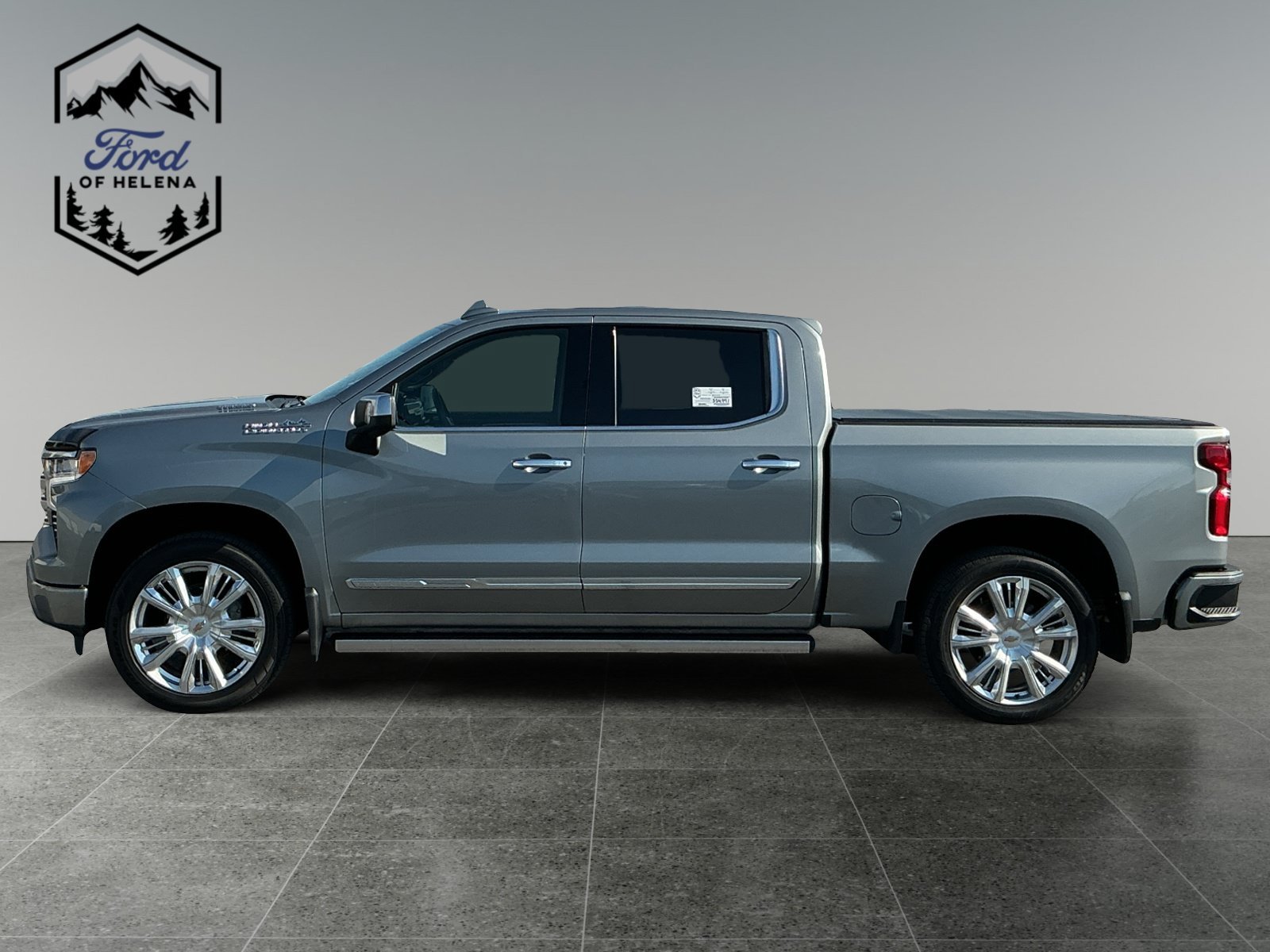 Used 2023 Gray Chevrolet High Country image 2