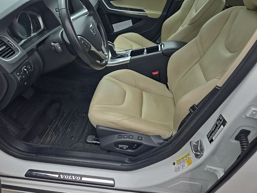 Used 2018 White Volvo T5 Dynamic image 10