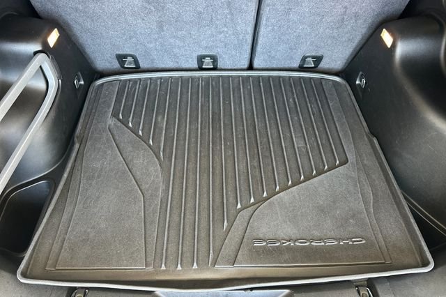 Used 2016 Silver Jeep Latitude image 17