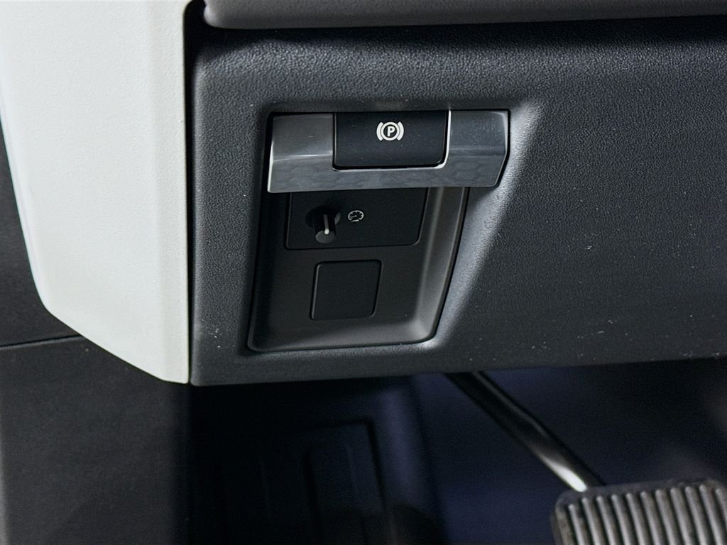 New 2026 Fuji White LAND ROVER X-Dynamic SE image 11